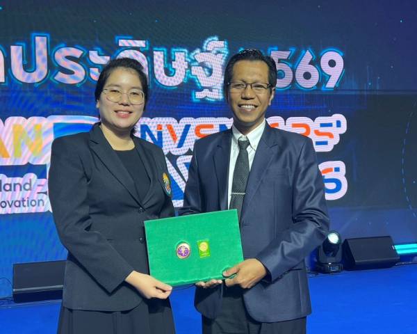 รองศาสตราจารย์ ดร.ฟ้าใส วิวัฒน์วงศ์วนา พร้อมด้วยศิษย์เก่าระดับปริญญาเอก คณะวิศวกรรมศาสตร์ เข้ารับรางวัลผลงานวิจัยคุณภาพระดับชาติ จาก วช.